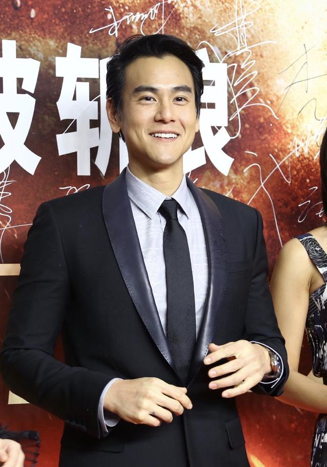 行走的荷尔蒙彭于晏,完美演绎西装和制服的造型,网友:求带回家