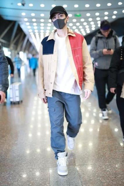 侯明昊现身机场,拼色夹克配工装裤,潇洒帅气展现型男魅力