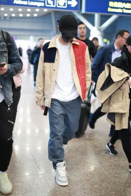 侯明昊现身机场,拼色夹克配工装裤,潇洒帅气展现型男魅力