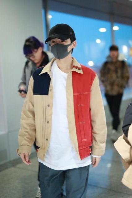 侯明昊现身机场,拼色夹克配工装裤,潇洒帅气展现型男魅力