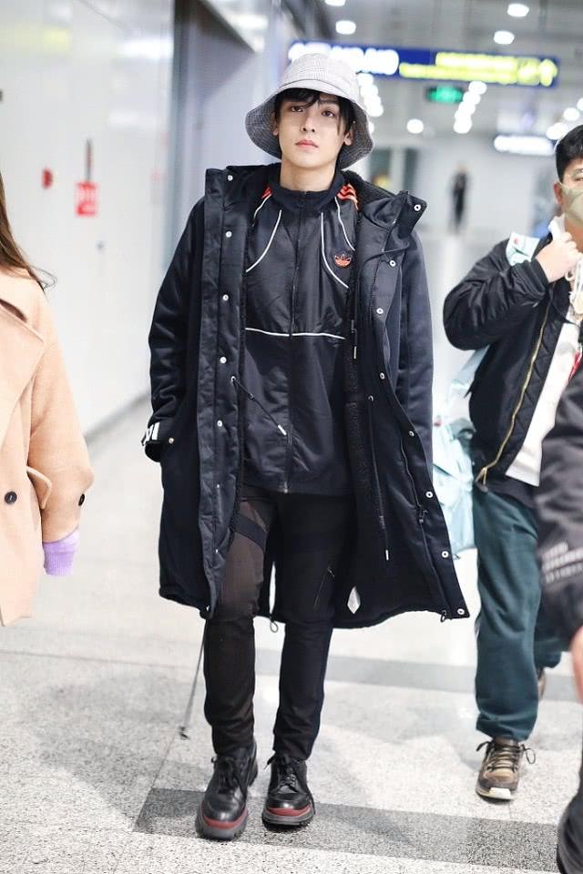 侯明昊现身机场,拼色夹克配工装裤,潇洒帅气展现型男魅力