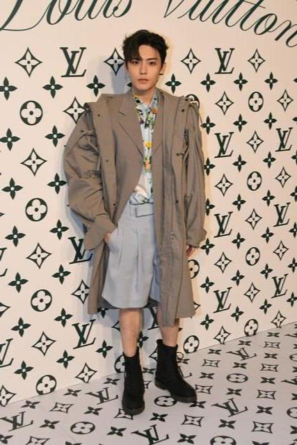 侯明昊现身机场,拼色夹克配工装裤,潇洒帅气展现型男魅力