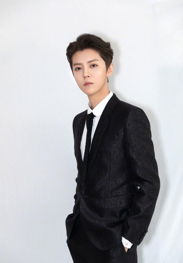 鹿晗不走小鲜肉风了?一身西装,高调展现男人魅力