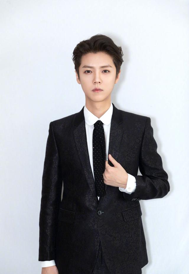 鹿晗不走小鲜肉风了?一身西装,高调展现男人魅力
