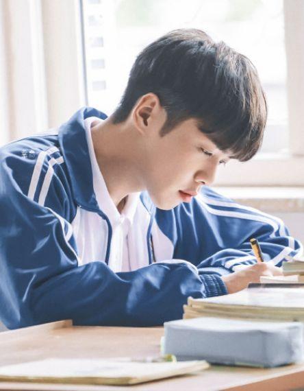 张若昀“校园风”写真流出,精致五官搭配红唇,帅到不敢直视