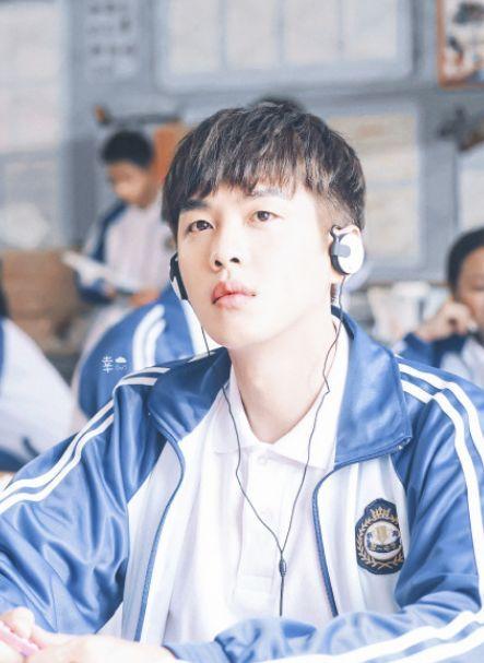 张若昀“校园风”写真流出,精致五官搭配红唇,帅到不敢直视