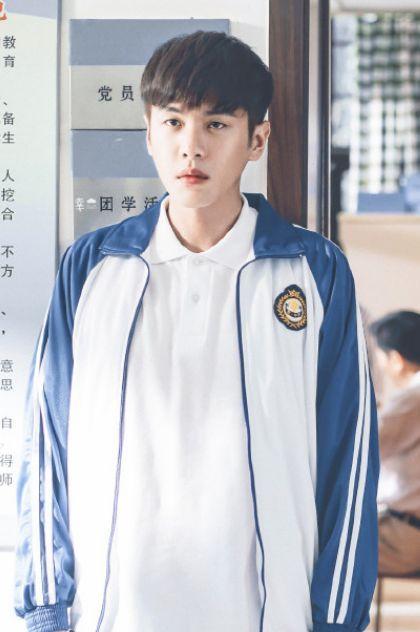 张若昀“校园风”写真流出,精致五官搭配红唇,帅到不敢直视