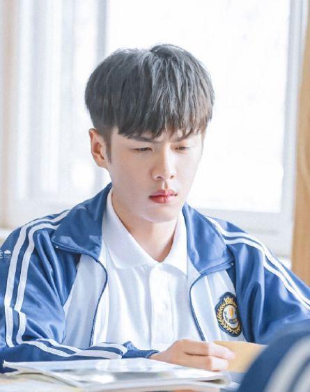 张若昀“校园风”写真流出,精致五官搭配红唇,帅到不敢直视