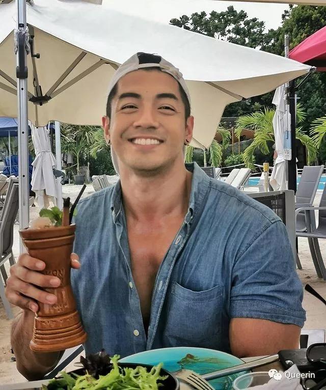 新加坡MANHUNT冠军获封杰尼龟男神!四块腹肌太抢镜