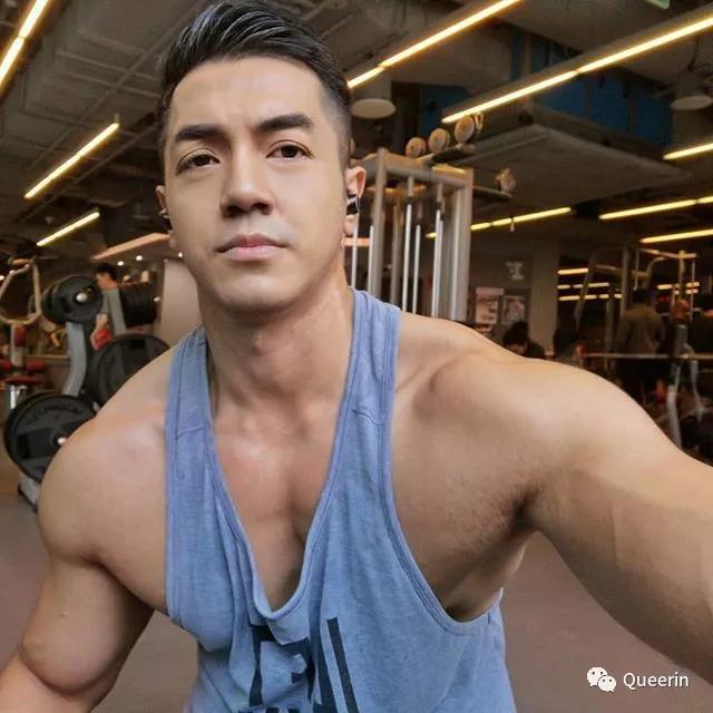 新加坡MANHUNT冠军获封杰尼龟男神!四块腹肌太抢镜