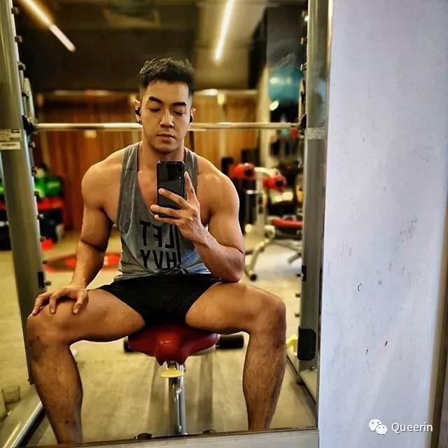 新加坡MANHUNT冠军获封杰尼龟男神!四块腹肌太抢镜