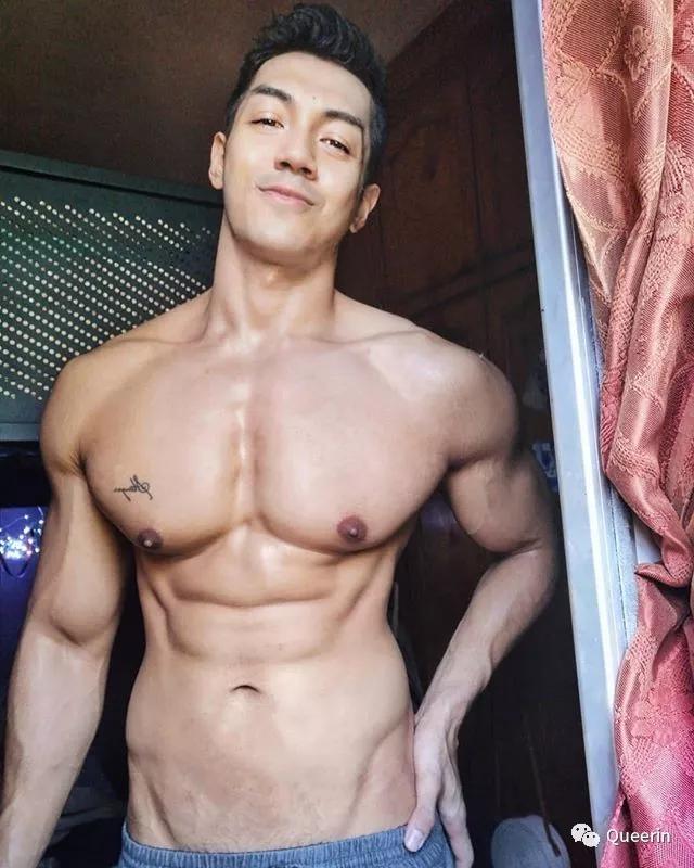 新加坡MANHUNT冠军获封杰尼龟男神!四块腹肌太抢镜