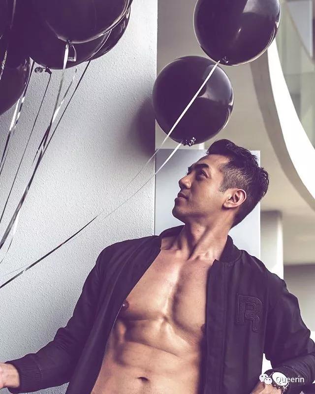 新加坡MANHUNT冠军获封杰尼龟男神!四块腹肌太抢镜