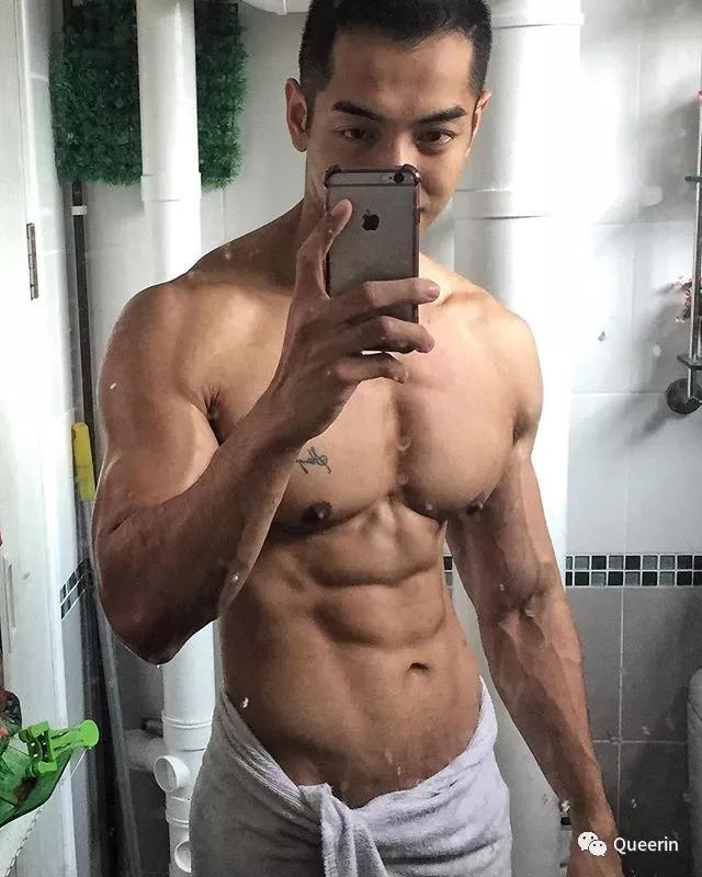 新加坡MANHUNT冠军获封杰尼龟男神!四块腹肌太抢镜