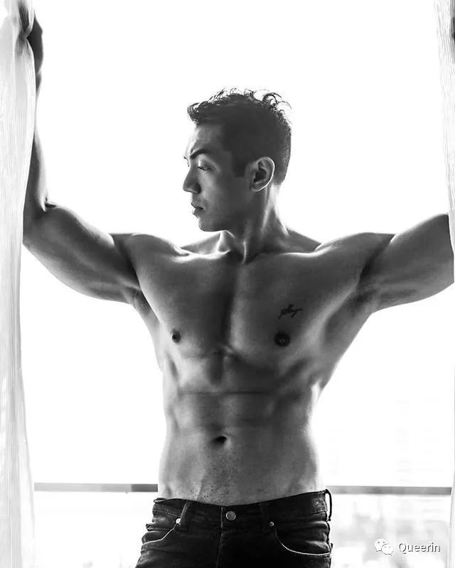 新加坡MANHUNT冠军获封杰尼龟男神!四块腹肌太抢镜