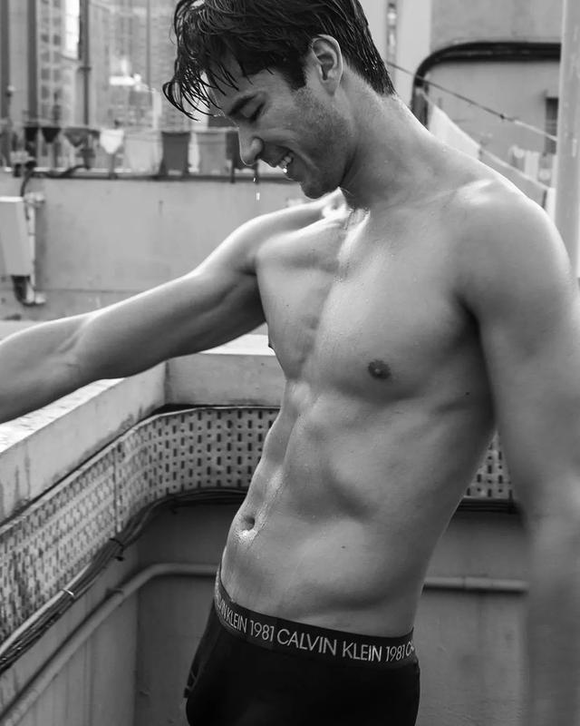 靠眼睛能隔空撩到人无法自拔,岛国最浪男模硬照一览