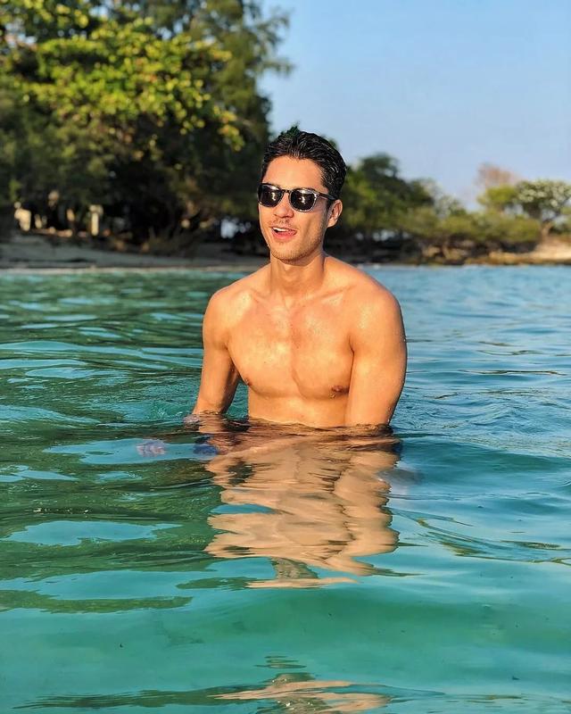 靠眼睛能隔空撩到人无法自拔,岛国最浪男模硬照一览