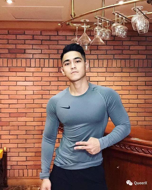 看到这位肌肉小飞侠,我突然体会到了萧亚轩的快乐