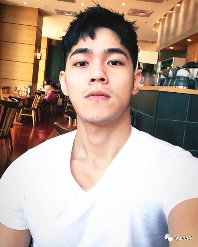 看到这位肌肉小飞侠,我突然体会到了萧亚轩的快乐