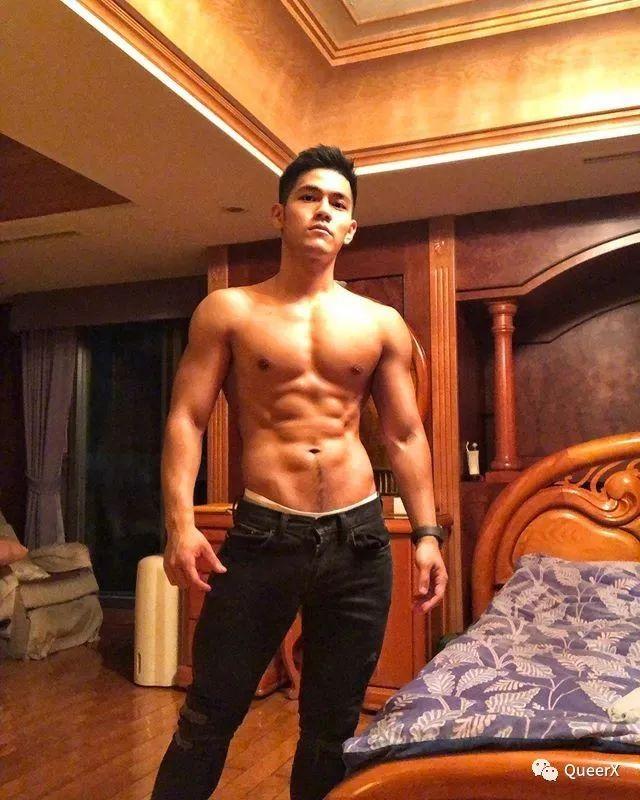 看到这位肌肉小飞侠,我突然体会到了萧亚轩的快乐