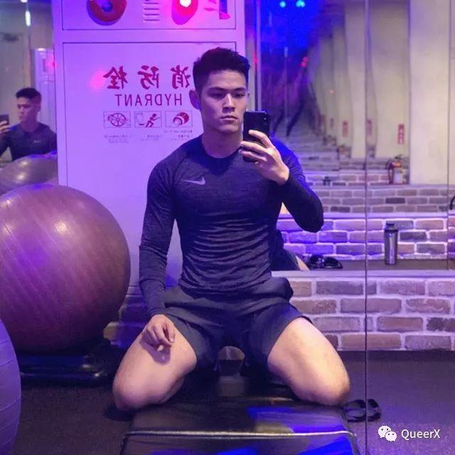 看到这位肌肉小飞侠,我突然体会到了萧亚轩的快乐