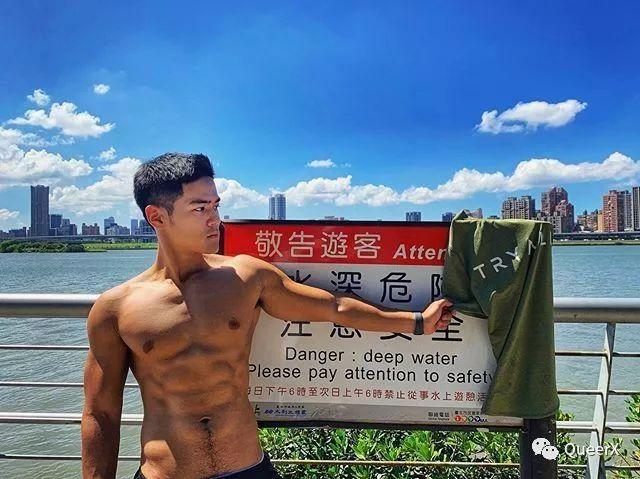 看到这位肌肉小飞侠,我突然体会到了萧亚轩的快乐