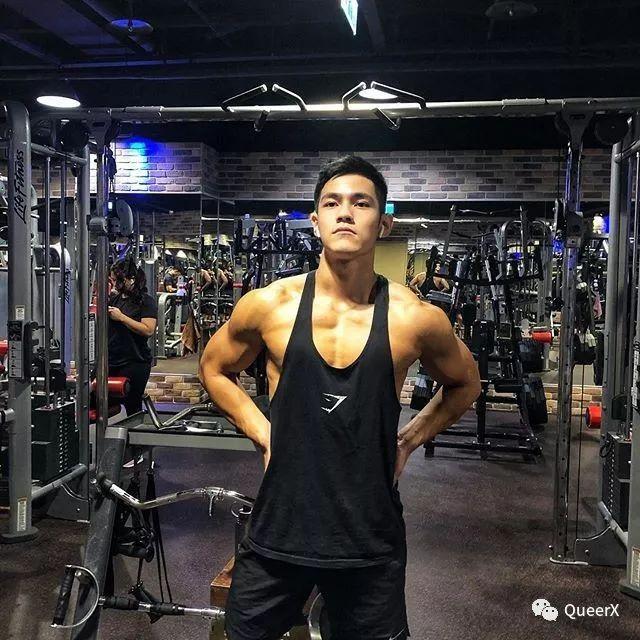 看到这位肌肉小飞侠,我突然体会到了萧亚轩的快乐