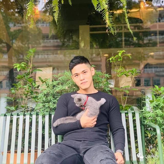 看到这位肌肉小飞侠,我突然体会到了萧亚轩的快乐