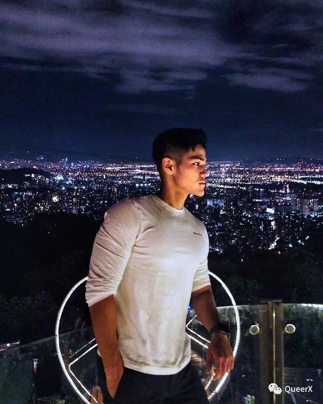 看到这位肌肉小飞侠,我突然体会到了萧亚轩的快乐