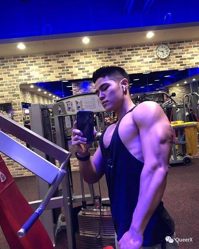 看到这位肌肉小飞侠,我突然体会到了萧亚轩的快乐