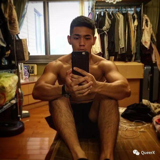 看到这位肌肉小飞侠,我突然体会到了萧亚轩的快乐