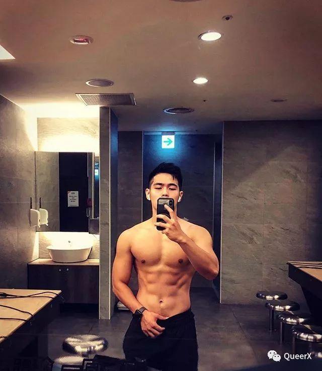 看到这位肌肉小飞侠,我突然体会到了萧亚轩的快乐