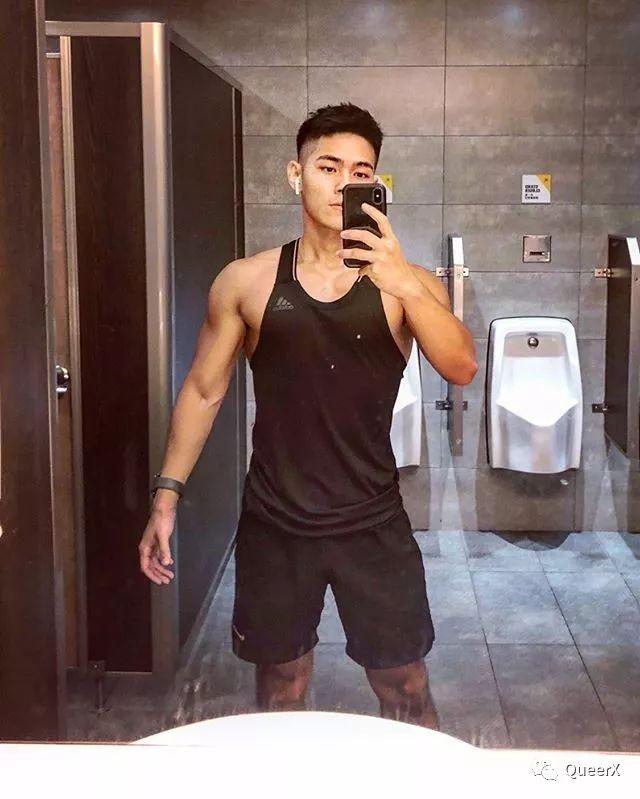 看到这位肌肉小飞侠,我突然体会到了萧亚轩的快乐