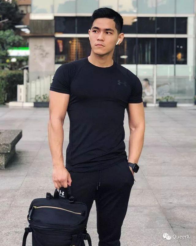 看到这位肌肉小飞侠,我突然体会到了萧亚轩的快乐