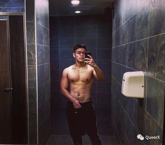 看到这位肌肉小飞侠,我突然体会到了萧亚轩的快乐