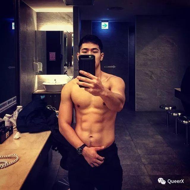 看到这位肌肉小飞侠,我突然体会到了萧亚轩的快乐