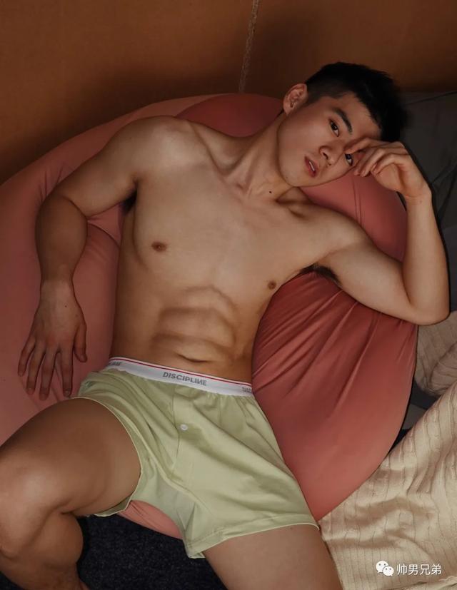 阳光大狼狗秀腹肌，十八岁以下勿进