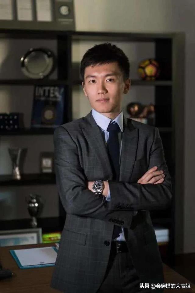 新晋国民老公张康阳罕见亮相米兰秀场,身穿撞色潮装,走型男路线