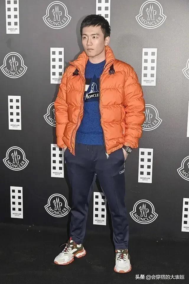 新晋国民老公张康阳罕见亮相米兰秀场,身穿撞色潮装,走型男路线