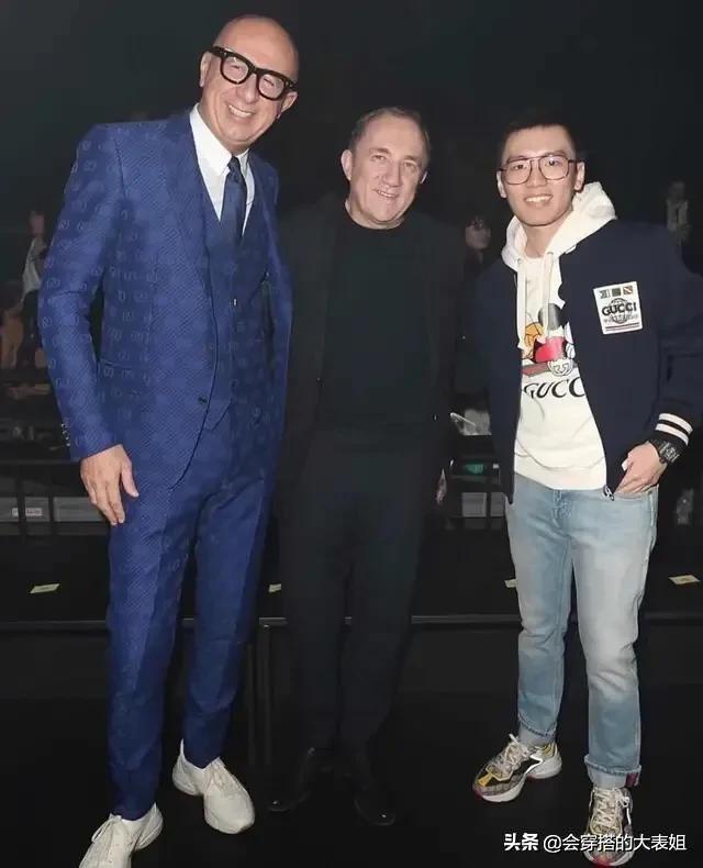 新晋国民老公张康阳罕见亮相米兰秀场,身穿撞色潮装,走型男路线