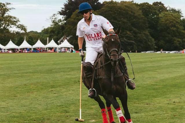 尽显粗犷魅力,马球靴&沙漠靴傻傻分不清