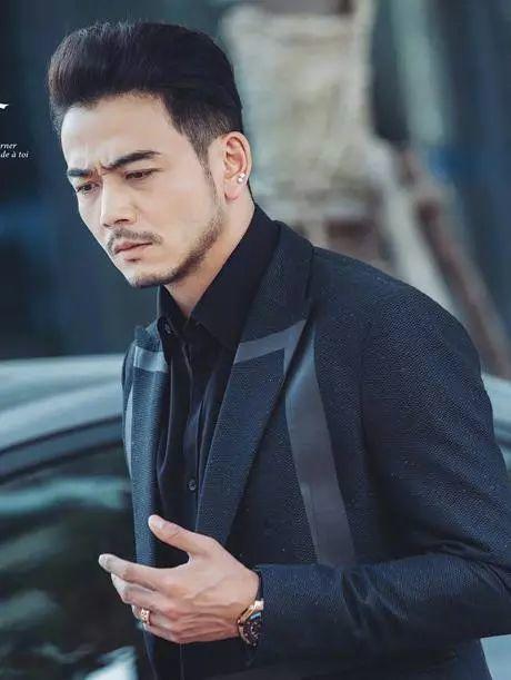 难怪杨烁一直留胡子,看到18岁无胡子照,原来怕帅到大家