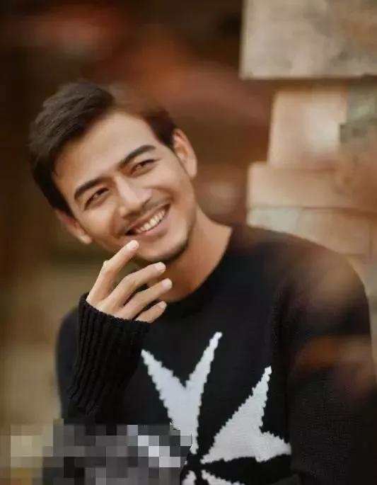 难怪杨烁一直留胡子,看到18岁无胡子照,原来怕帅到大家