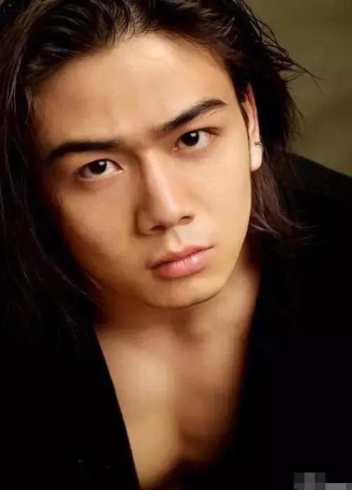 难怪杨烁一直留胡子,看到18岁无胡子照,原来怕帅到大家