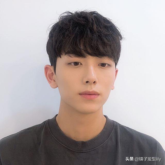 最受年轻男士欢迎的发型,烫个就是不一样,帅气更有型