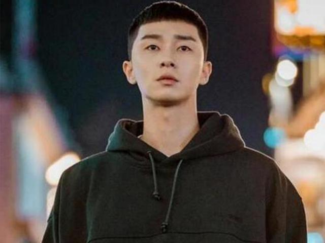 朴世路衣橱开扒,街头休闲风酷帅有型,难怪迷住赵以瑞