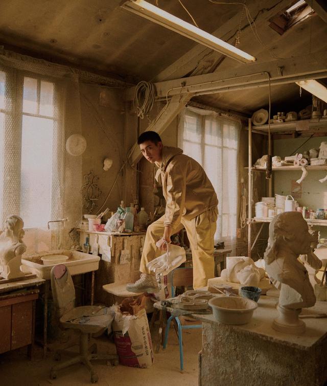 他未出道就备受瞩目,今穿连帽工装套装出镜,寸头更显帅气