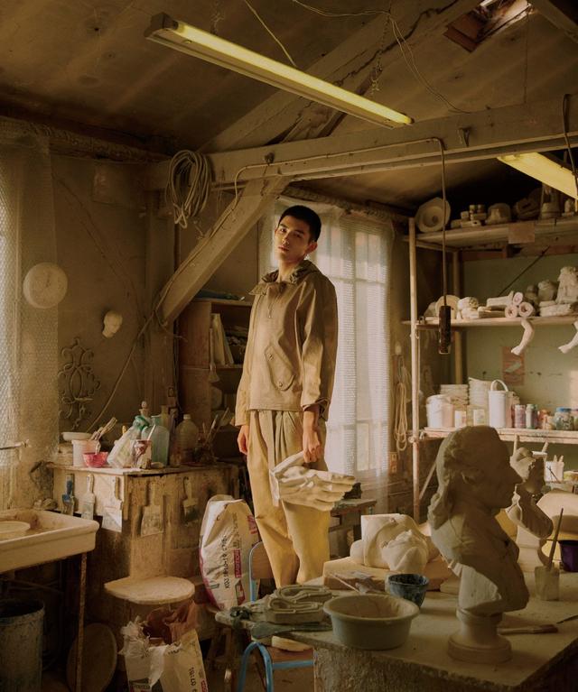 他未出道就备受瞩目,今穿连帽工装套装出镜,寸头更显帅气