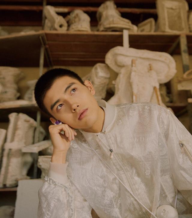 他未出道就备受瞩目,今穿连帽工装套装出镜,寸头更显帅气