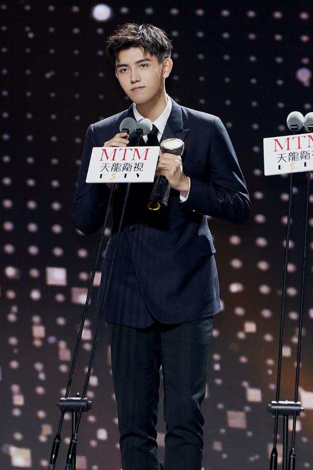 他未出道就备受瞩目,今穿连帽工装套装出镜,寸头更显帅气